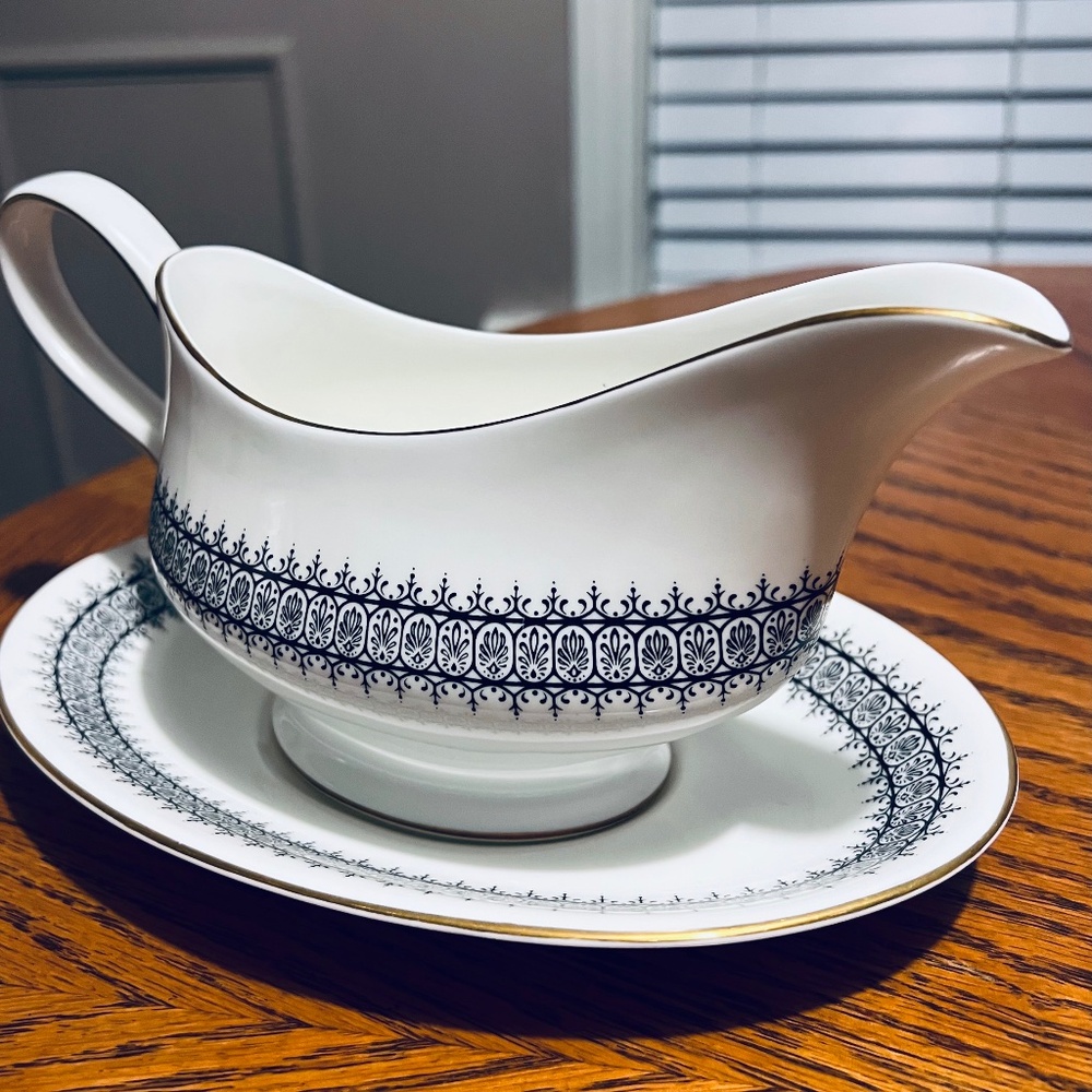 Wedgewood “Astor “ Black On White Gravy Boat & Underplate Bone China Sauce Bo